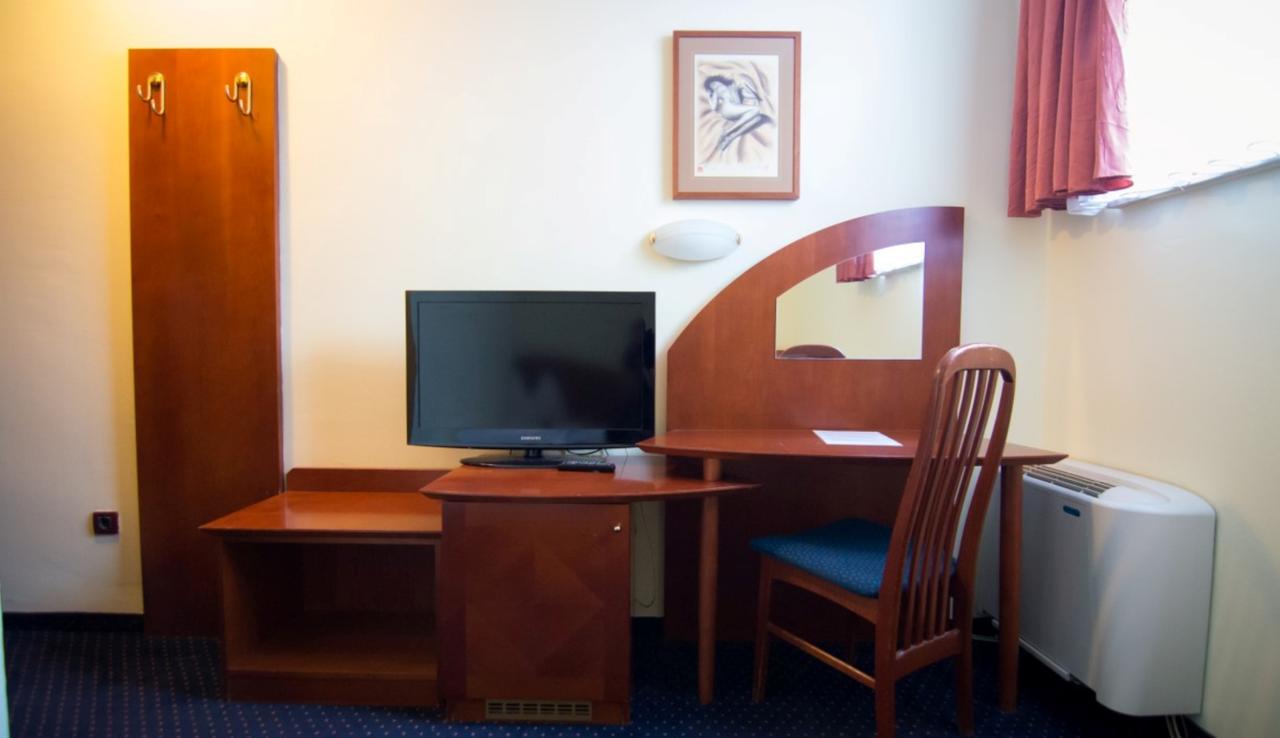 Hotel Ana Gospic Bagian luar foto