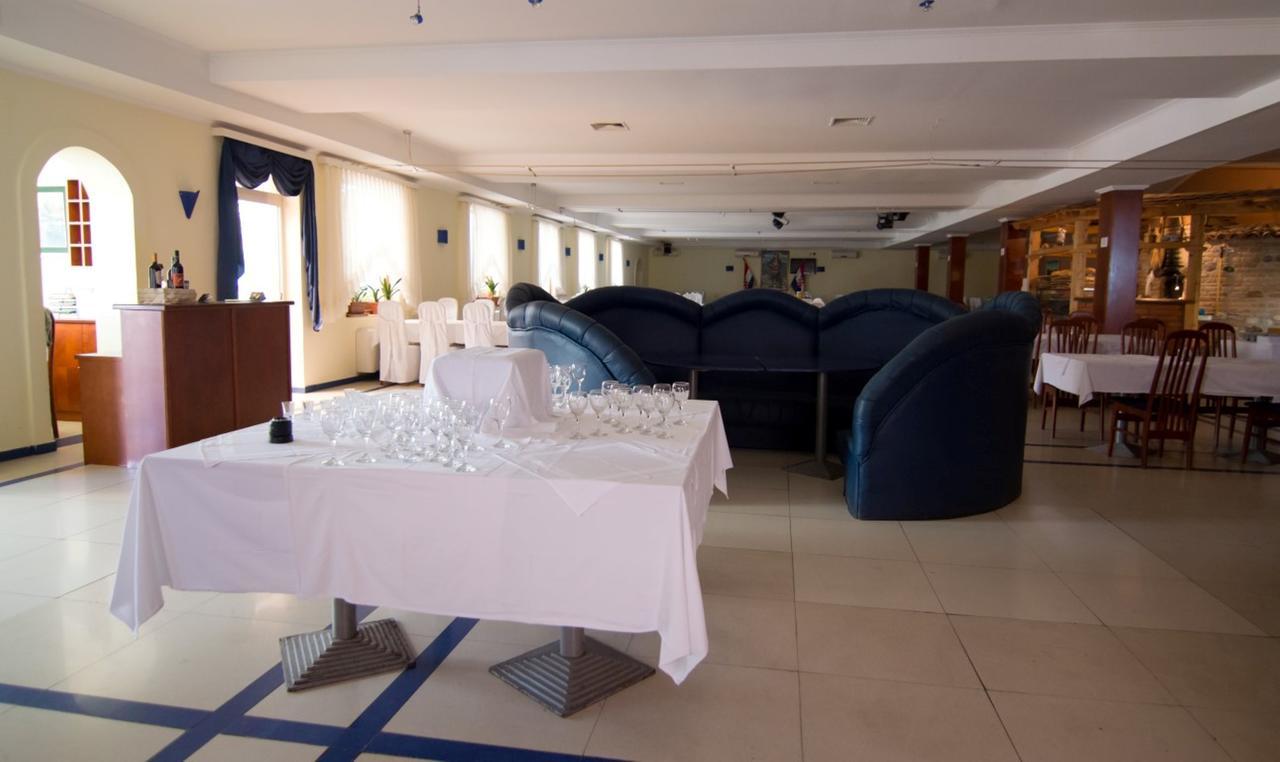Hotel Ana Gospic Bagian luar foto
