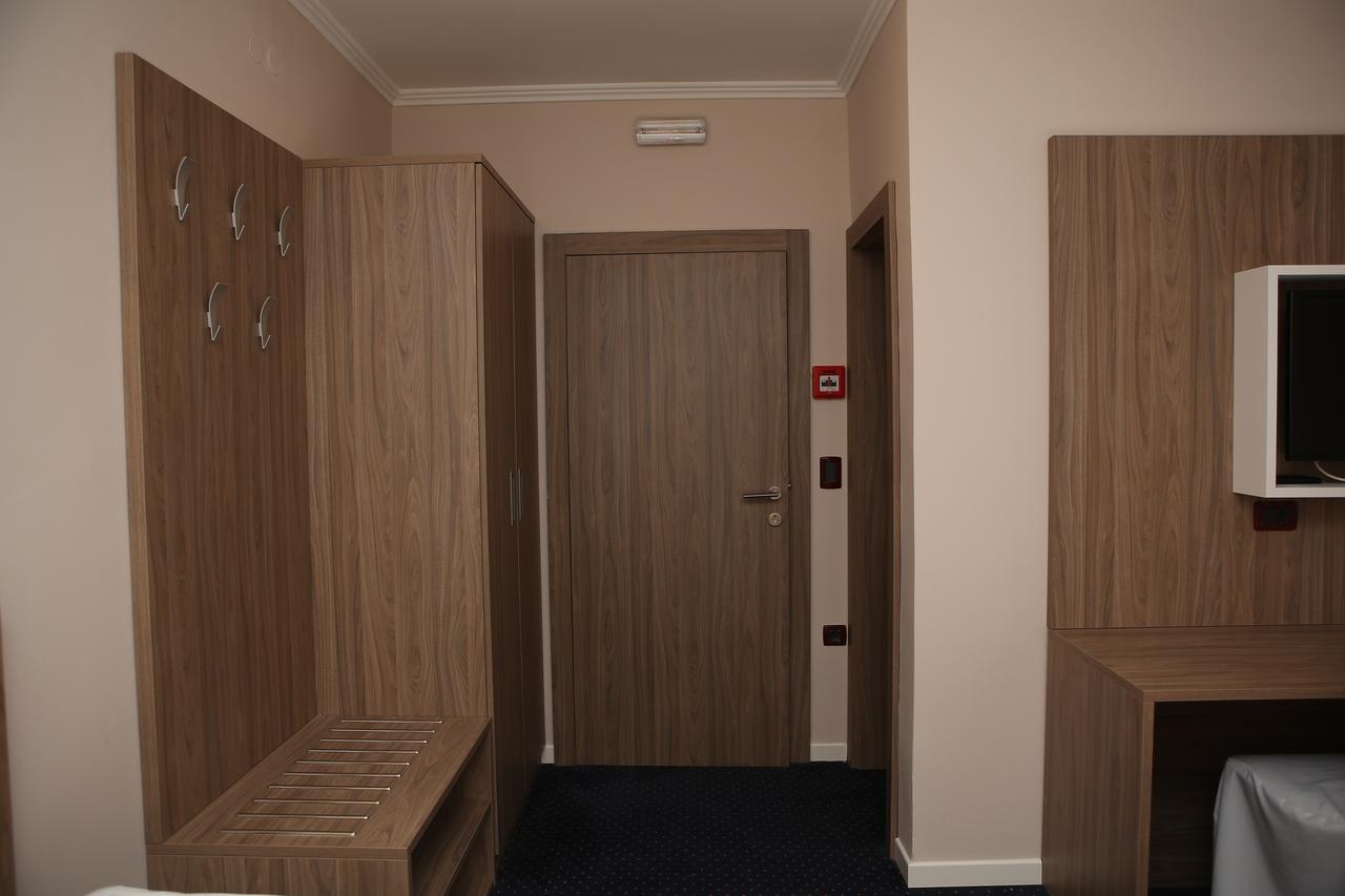Hotel Ana Gospic Bagian luar foto