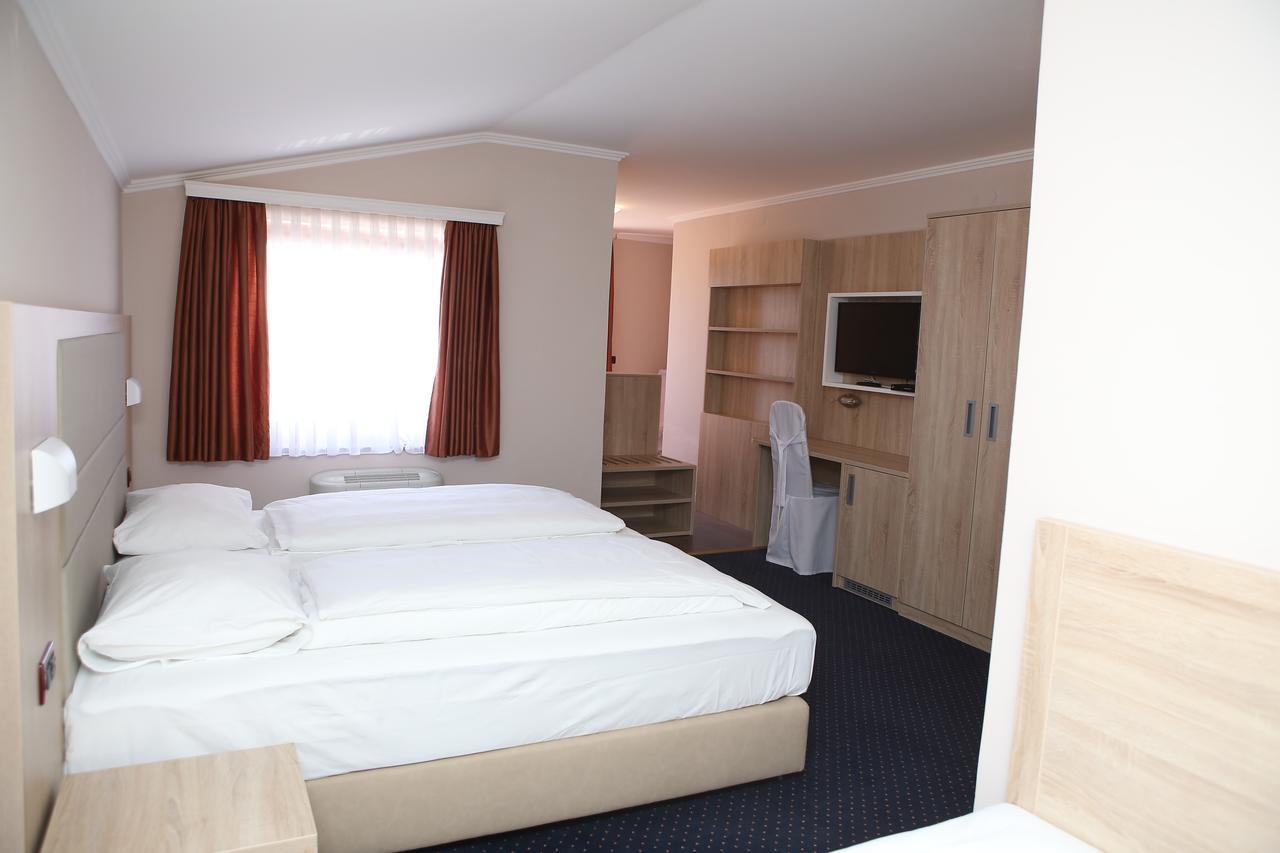 Hotel Ana Gospic Bagian luar foto
