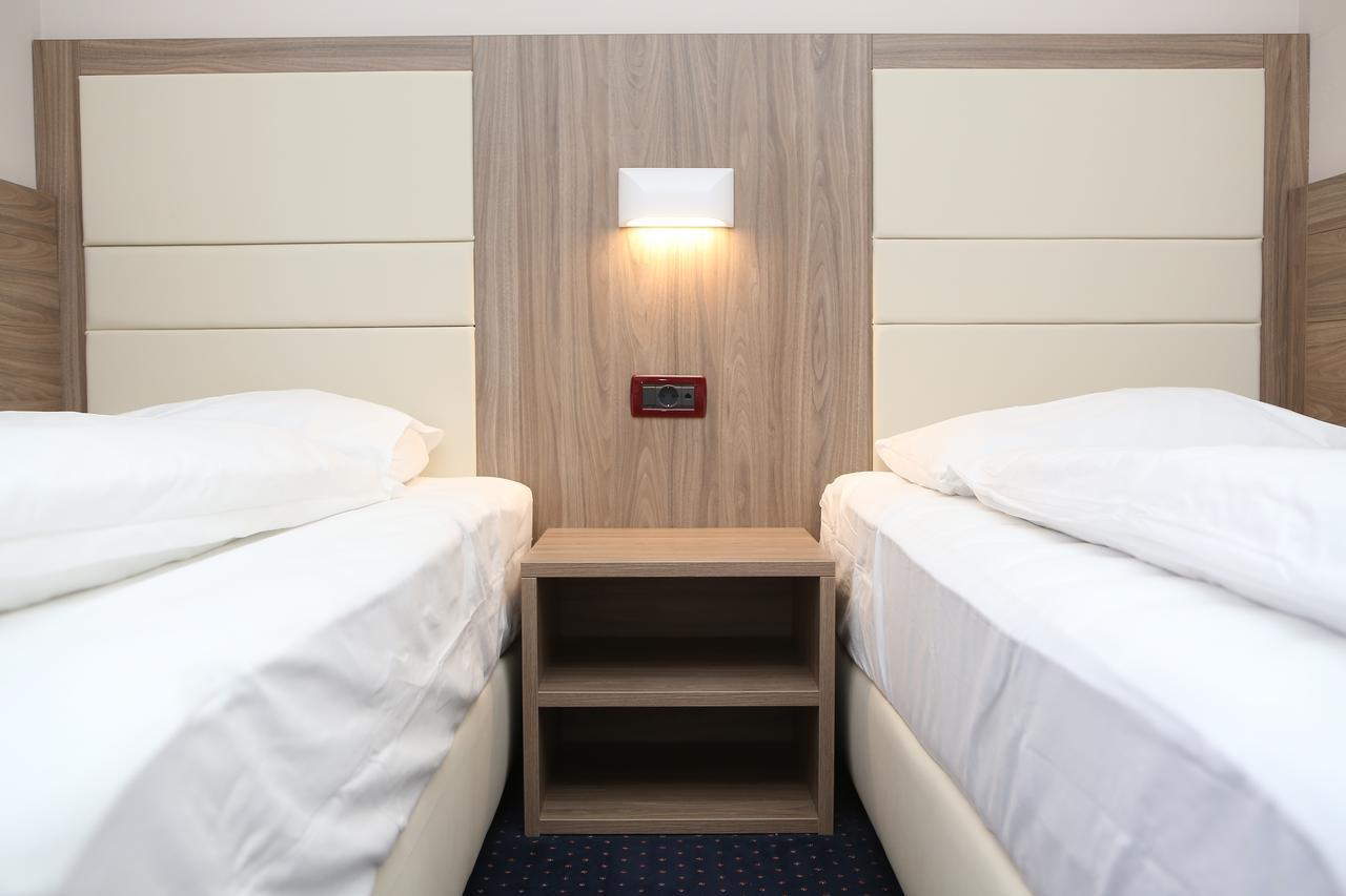 Hotel Ana Gospic Bagian luar foto