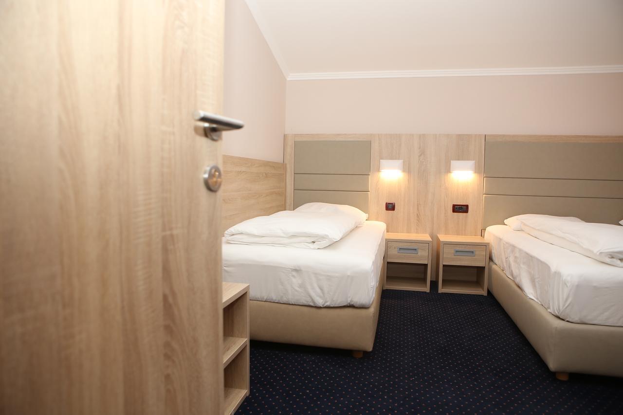 Hotel Ana Gospic Bagian luar foto