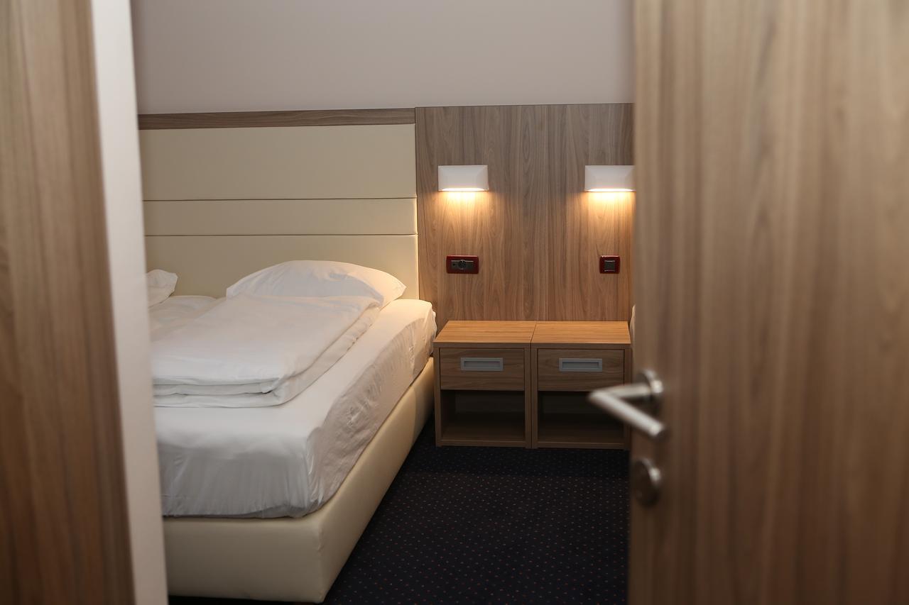 Hotel Ana Gospic Bagian luar foto