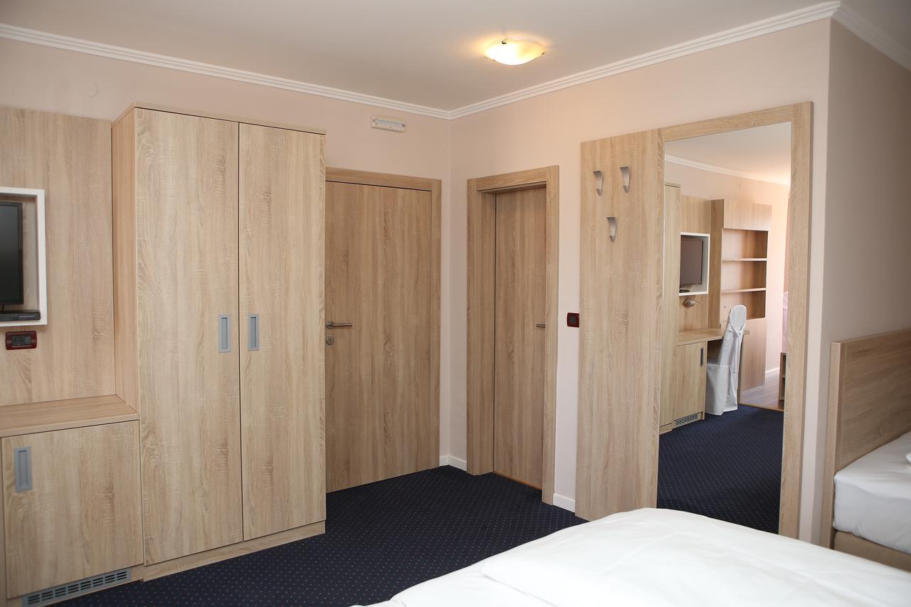 Hotel Ana Gospic Bagian luar foto