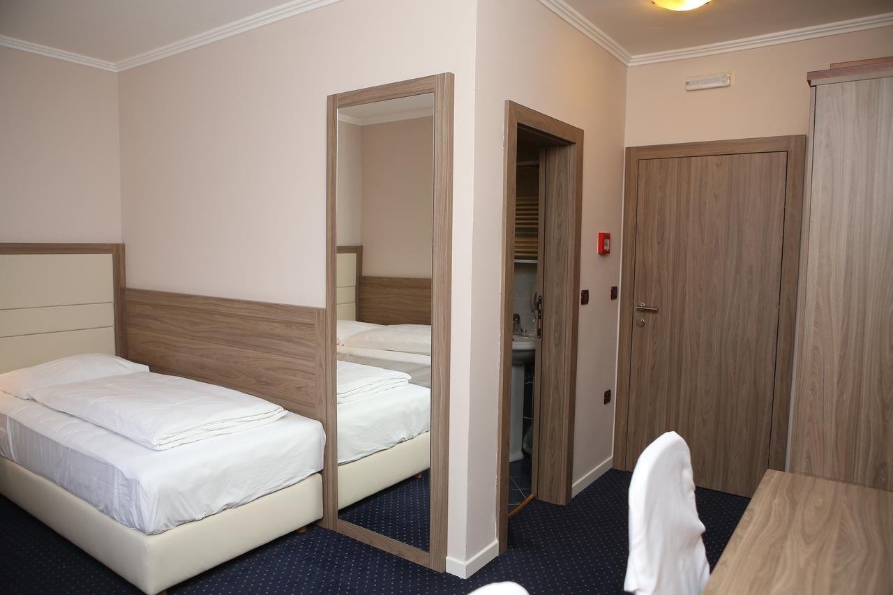 Hotel Ana Gospic Bagian luar foto