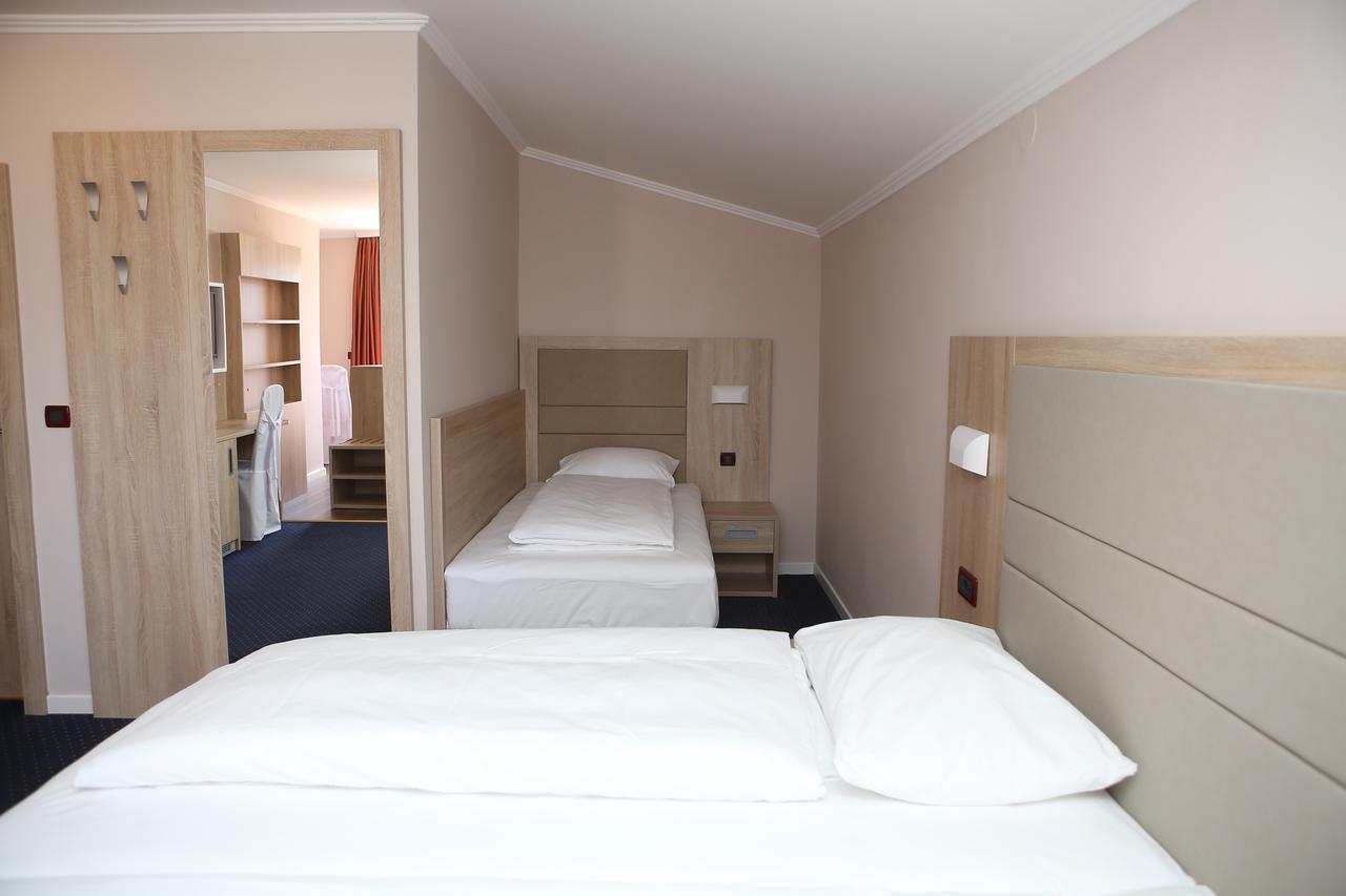 Hotel Ana Gospic Bagian luar foto
