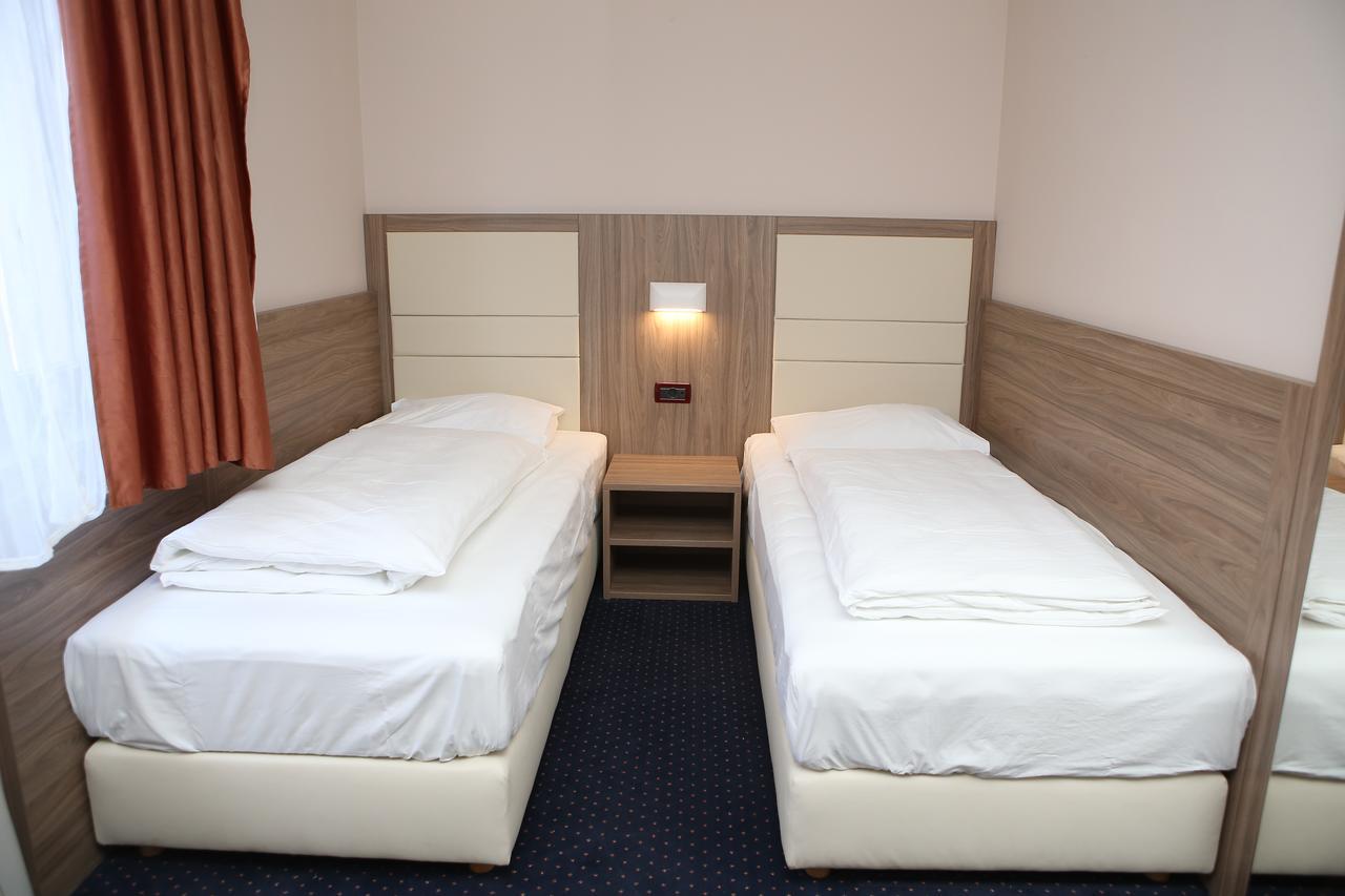 Hotel Ana Gospic Bagian luar foto
